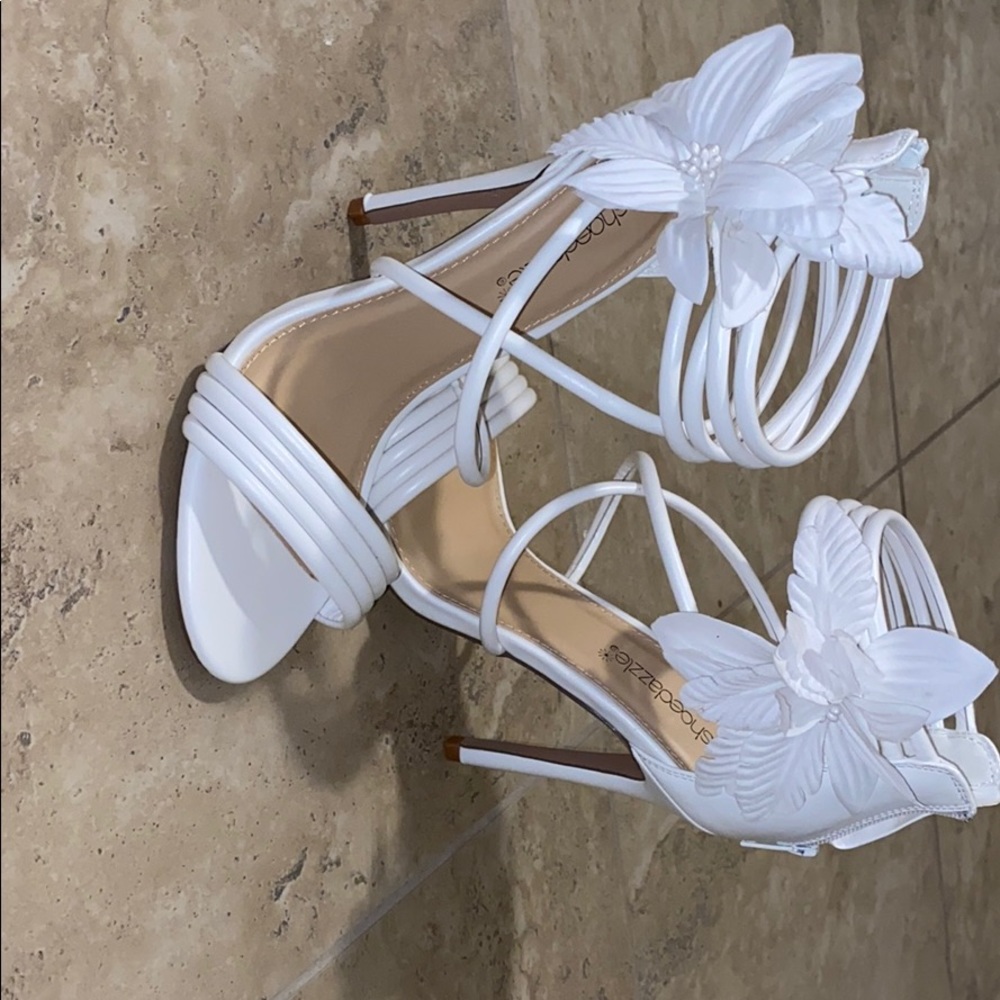 NWOT Shoedazzle white flower high heels 🌸